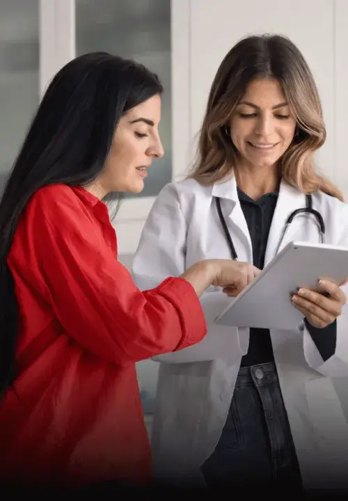 Persona pagando tratamientos medicos con tasa cero de BAC Costa Rica