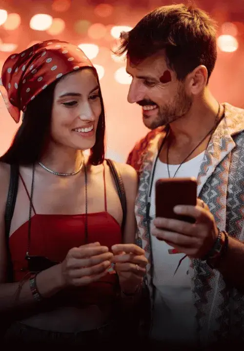 Personas pagando eventos y conciertos con tasa cero de BAC